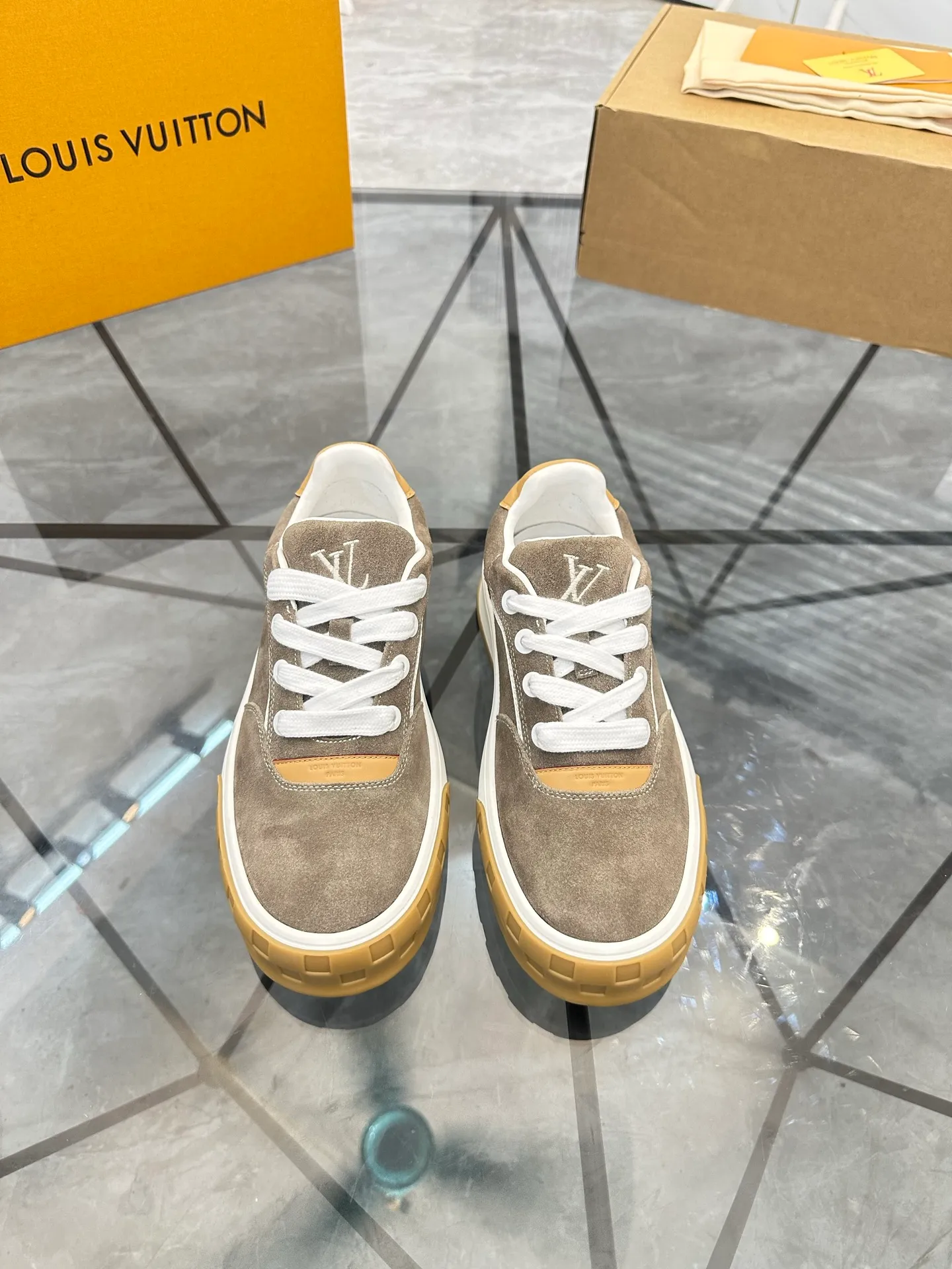 Men's shoes for sale 💰: 💰P660¥ Top quality Comes with airplane case Product trademark: LV* "Louis Vuitton*" low-top casual shoes Regular size: 35-44 (can be customized to 45) Couple style Product materials: imported nubuck leather upper, sheepskin lining, original outsole. Number: 819